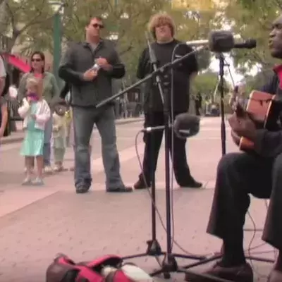 Er singt einen R'n'B-Klassiker am Straßenrand und begeistert die Passanten... Doch er bleibt nicht allein!
