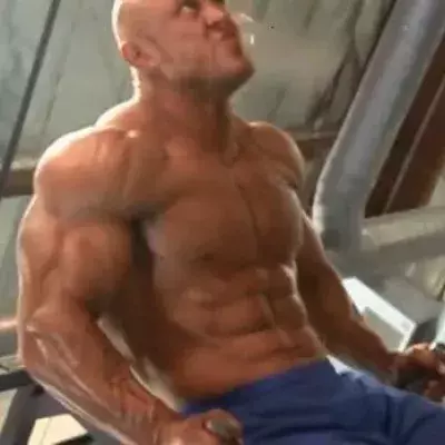 Brustmuskeln: Das verrückte Training von Vladimir Sizov