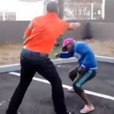Ein kleiner Junge schlägt mit nur einem Schlag einen riesen K.O.
