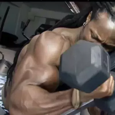Entdecken Sie das unglaubliche Muskeltraining für die Arme von Ulisses Jr.