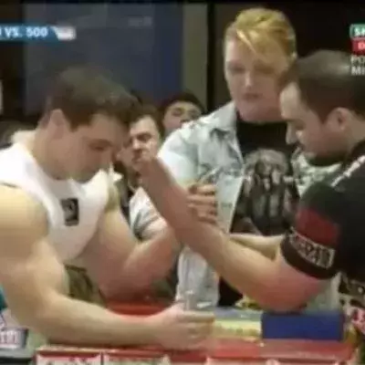 Bodybuildingchampion gegen einen Profi im Armdrücken: Wer gewinnt?