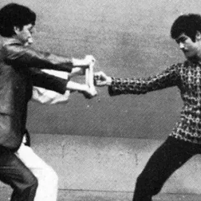 Bruce Lee schafft es ein Brett zu durchbrechen