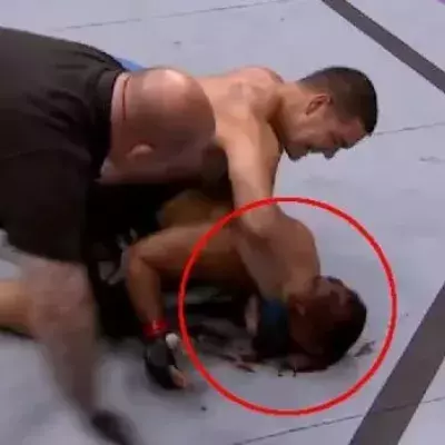 UFC: Chris Weidman gibt alles gegen Mark Muñoz, der bereits am Boden liegt