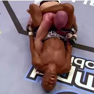 MMA: Freefighter Anderson Silva unterwirft seinen Gegner auf historische Art und Weise