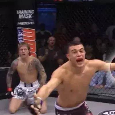 MMA: Sieg mit einem Würgegriff durch Nick Newell, den Kämpfer mit nur einem Arm