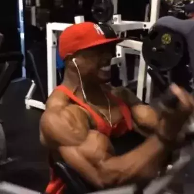 Motivation : Entdecken Sie das Training und den unglaublichen Körper von Simeon Panda