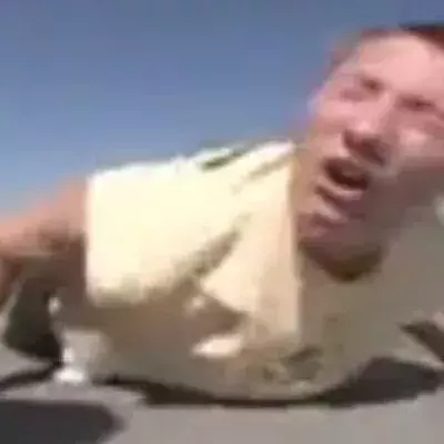 Fail: Er hat sich fast die Nase gebrochen, als er Liegestütze mit in die Hände klatschen macht