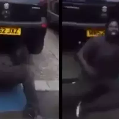 Ein Mann schafft eine hervorragende Leistung: Er hebt ein Auto aus der Position Bankdrücken hoch