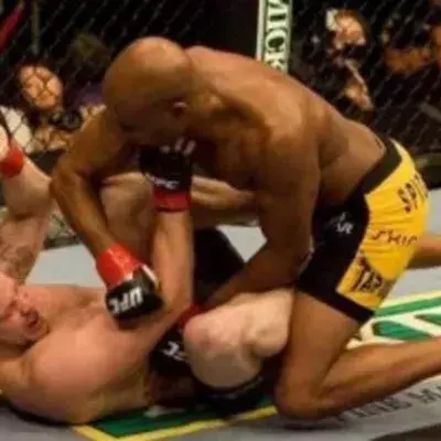 Anderson Silva schlägt seinen Gegner mit einem meisterhaftem Ellenbogenschlag K.O.