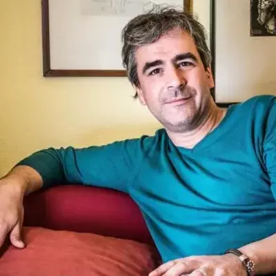 Yücel kritisiert Merkel und die Bundesregierung
