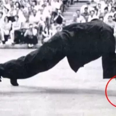 Bruce Lee schafft Liegestützen mit nur zwei Fingern