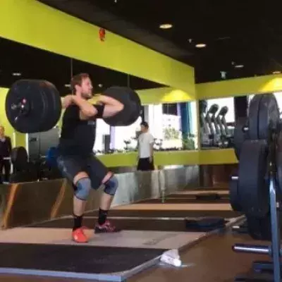 Fail: 115 kg Kreuzheben, er knallt dabei mit dem Kopf gegen die Wand.