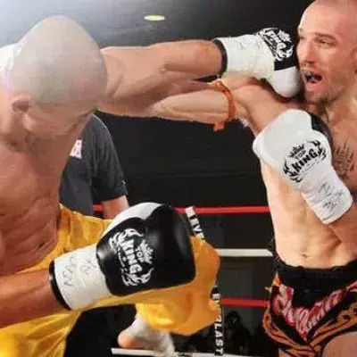 Ein Shaolin-Mönch steckt Schläge ein, ohne sich zu verteidigen