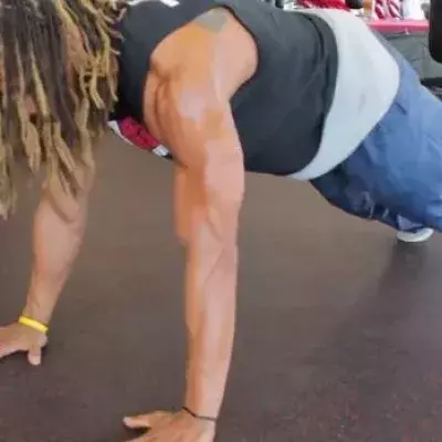 Muskeltraining mit einem Boxtrainer