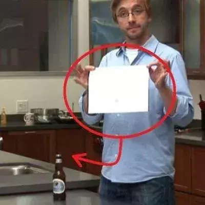 Entdecken Sie, wie Sie eine Bierflasche mit einem Blatt öffnen können