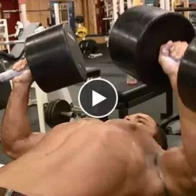 Ein 73 kg schwerer Bodybuilder stemmt 140 kg