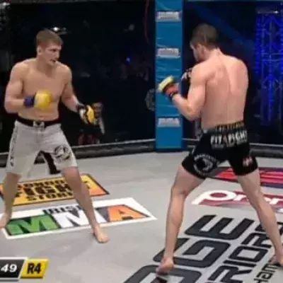 MMA: Ein gewaltiger K.O. mit einem Fußtritt gegen den Kiefer