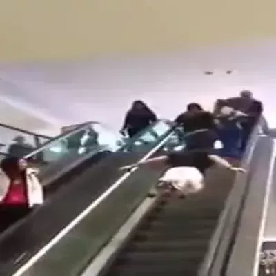 Er praktiziert Street Workout auf einer Rolltreppe