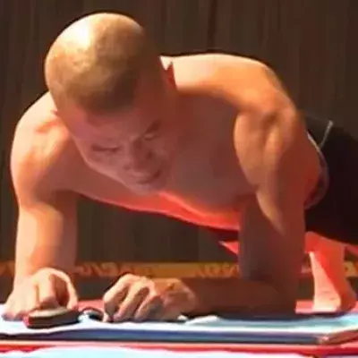 Ein Chinese erstellt den Weltrekord für Planks, indem er diese 4 Stunden und 26 Minuten hält!