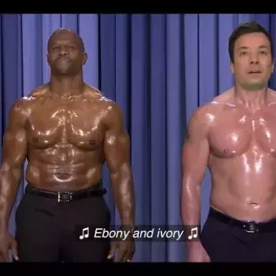 Jimmy Fallon und Terry Crews interpretieren 'Ebony and Ivory' auf sehr muskulöse und witzige Art