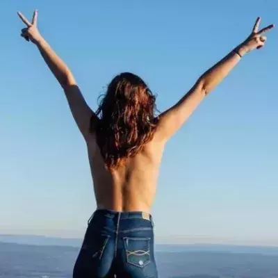 The Topless Tour: Wenn hübsche Touristinnen obenrum frei posieren
