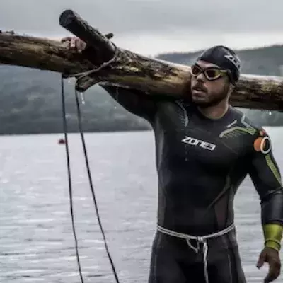 Extremsportler schwimmt 102 km und zieht dabei einen Baumstamm