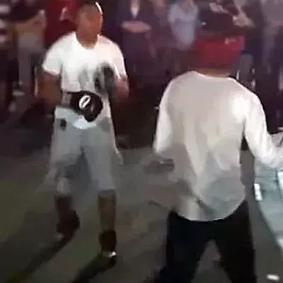 Er hat die dämliche Idee, einen Ex-Profiboxer auf der Straße herauszufordern