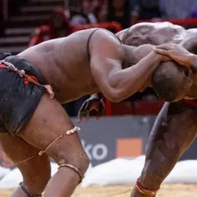 Gambisches Wrestling: Entdeckt die angsteinflößende Mischung aus Ringen und Boxen