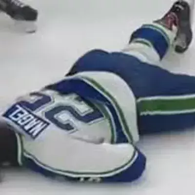 Hockey: Colton Kehler und Tanner Nagel liefern sich mitten im Spiel eine Schlägerei, die mit einem fetten K. o. endet