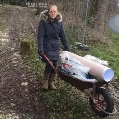 Wegen Nachbar: 72-jährige Rentnerin kann nur mit Schubkarre nach Hause fahren