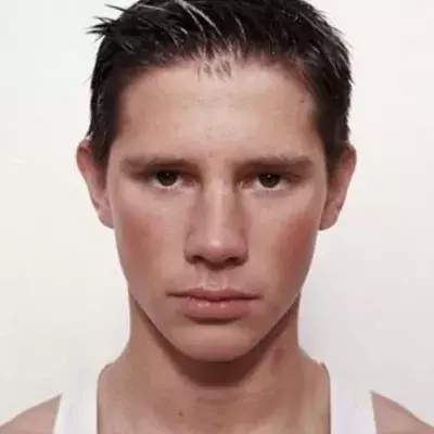 Fotos von jungen Boxern vor und nach dem ersten Kampf