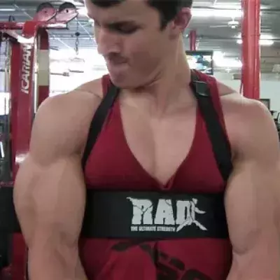 Er fängt 12 Jahren mit dem Bodybuilding an. So sieht er mit 17 aus