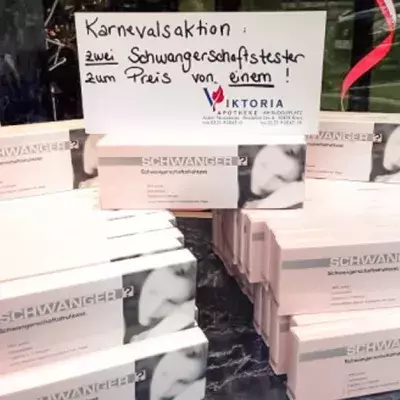 Karneval in Köln: Apotheke dekoriert Schaufenster um