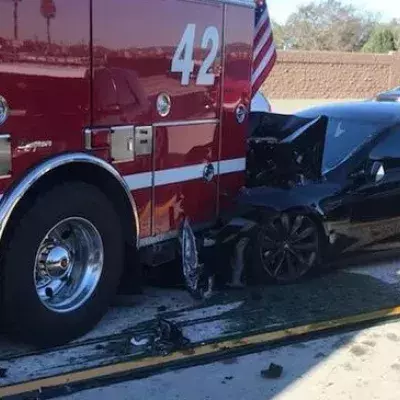 Autopilot lässt Tesla in Feuerwehrwagen rasen