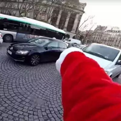 Ein Weihnachtsmann verfolgt eine flüchtige Autofahrerin mit seinem Motorrad