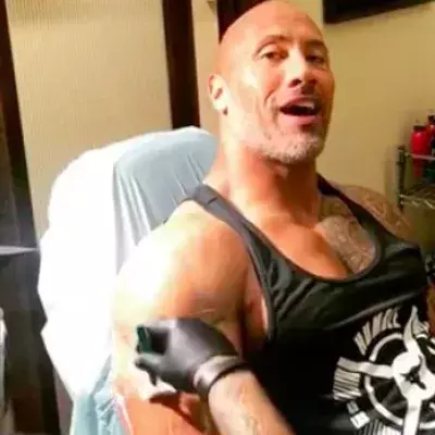 The Rock präsentiert sein neues Tattoo. Nichts für schwache Nerven!