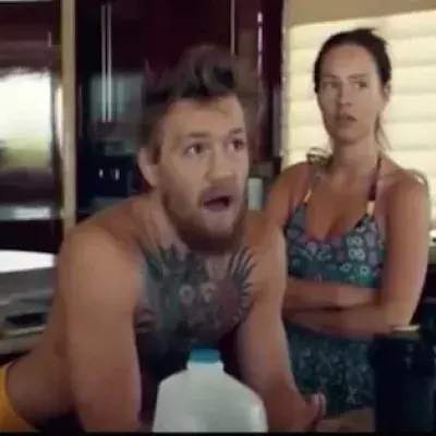 Conor McGregor erfährt, dass José Aldo sich vor ihrem Kampf verletzt hat. Das Video zeigt seine Reaktion