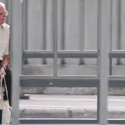Rentner (85) ruht sich an Bushaltestelle aus. Dann rückt das Ordnungsamt an!