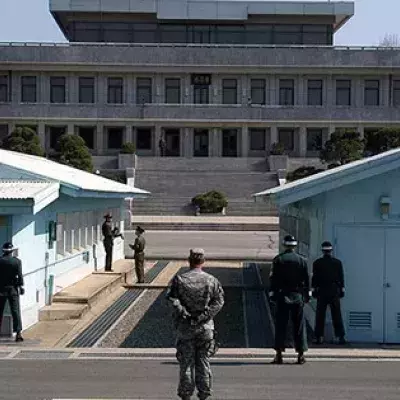 Ein nordkoreanischer Soldat flieht über die Grenze nach Südkorea. Dann eröffnen seine Kameraden das Feuer