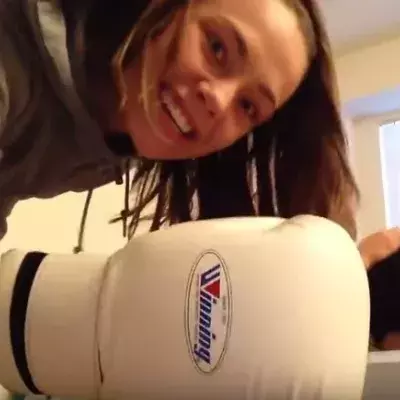 Rose Namajunas weckt ihren Freund Pat Barry mit einem kräftigen Faustschlag