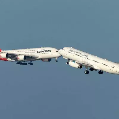 Zwei Flugzeuge setzen gleichzeitig zum Landen an