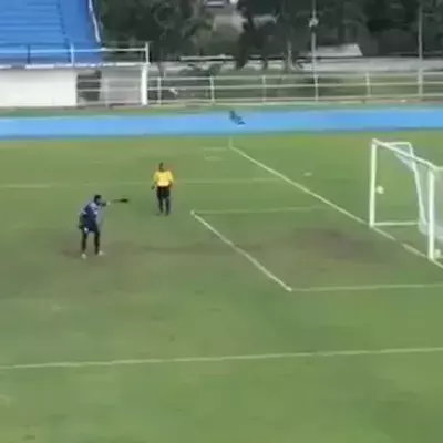 Er haut den Elfer an die Latte. Doch dann folgt das kurioseste Tor in der Geschichte des Fußballs