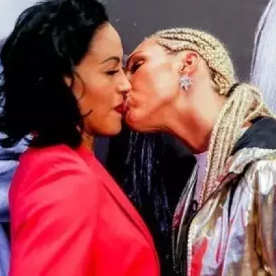 Das Staredown der beiden Kämpferinnen endet mit einem Kuss. Doch die abgeknutschte Gegnerin reagiert sofort