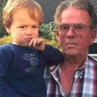 Dieser 2-jährige Bub bekommt von der Polizei eine Geldstrafe in Höhe von 140 Euro aufgebrummt