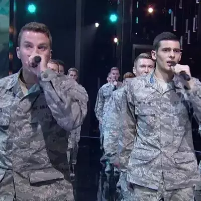 Als die Soldaten mit einem Hit von Ed Sheeran loslegen, bleibt der Jury die Spucke weg