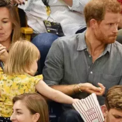 Ein kleines Mädchen klaut das Popcorn von Prinz Harry. Seine Reaktion bringt das Publikum zum Lachen