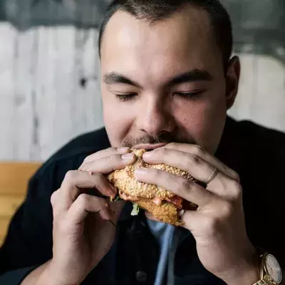 Dieses giftige Hilfsmittel benutzen Fastfood-Ketten beim Zubereiten eurer Burger