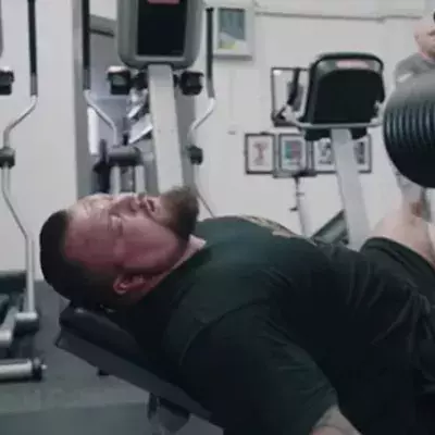 Eddie Hall fällt in Ohnmacht 