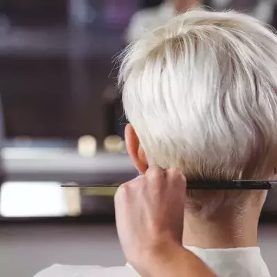 Ein hessischer Friseur macht in der Corona-Krise eine brillante Erfindung.
