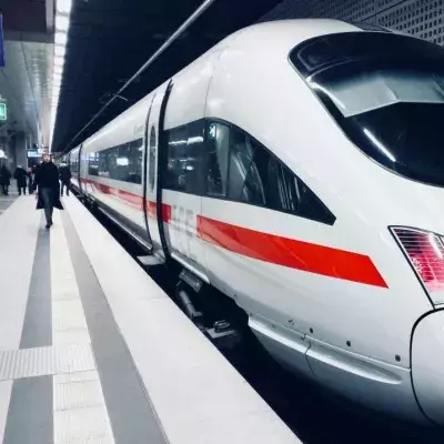Eine ICE der Deutschen Bahn am Berliner Hauptbahnhof